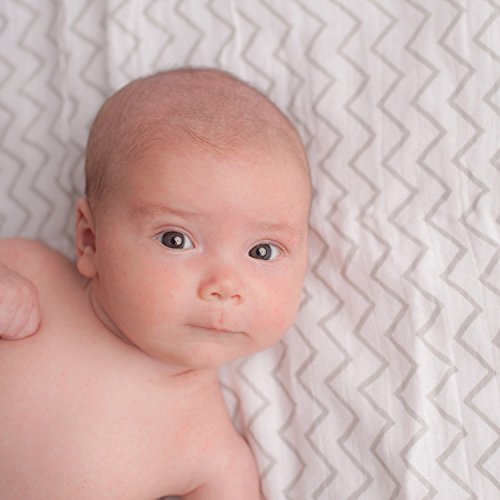 ❤️ Mussola baby swaddle coperta “4 Pack” di Cuddlebug ❤️ | Disponibile in 5 varianti di colore | 4 Adorabili Design | Formato Grande 120 x 120 cm | Morbide Copertine in Mussola | Regalo Bebè – Ideale per Set Biancheria Bebè | Unisex | Copertina Neonato Cotone | Mussola Neonato | Set Regalo Neonato | Mussola Di Cotone … (Macchie n’strisce) - 3
