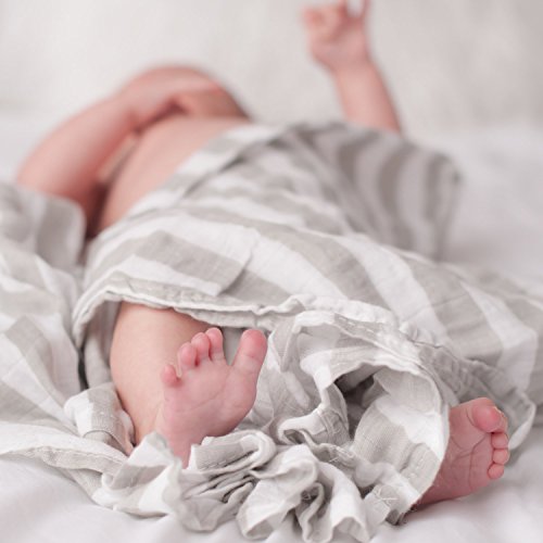 ❤️ Mussola baby swaddle coperta “4 Pack” di Cuddlebug ❤️ | Disponibile in 5 varianti di colore | 4 Adorabili Design | Formato Grande 120 x 120 cm | Morbide Copertine in Mussola | Regalo Bebè – Ideale per Set Biancheria Bebè | Unisex | Copertina Neonato Cotone | Mussola Neonato | Set Regalo Neonato | Mussola Di Cotone … (Macchie n’strisce) - 4