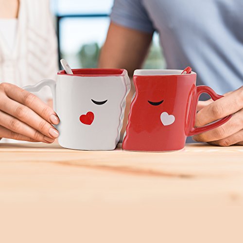 San Valentino – Tazze che baciano che si incastrano perfettamente, appositamente realizzate, ciascuna con cucchiai di ceramica. Confezione regalo per lui e lei – ideale per romantico - 2